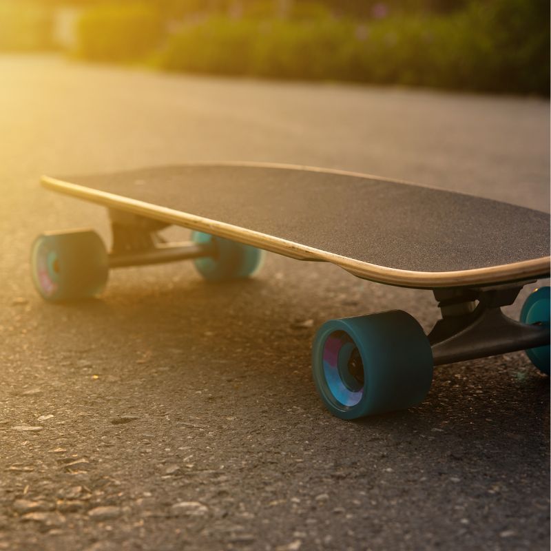El surfskate es un skateboard diseñado para imitar el movimiento de surfear en la calle, gracias a sus ejes especiales que permiten giros suaves y profundos, brindando una experiencia similar a la de estar surfeando en la ola.