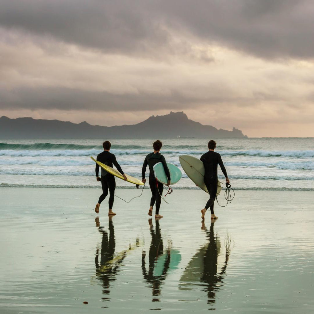 Consejos y equipación esencial para practicar surf en invierno