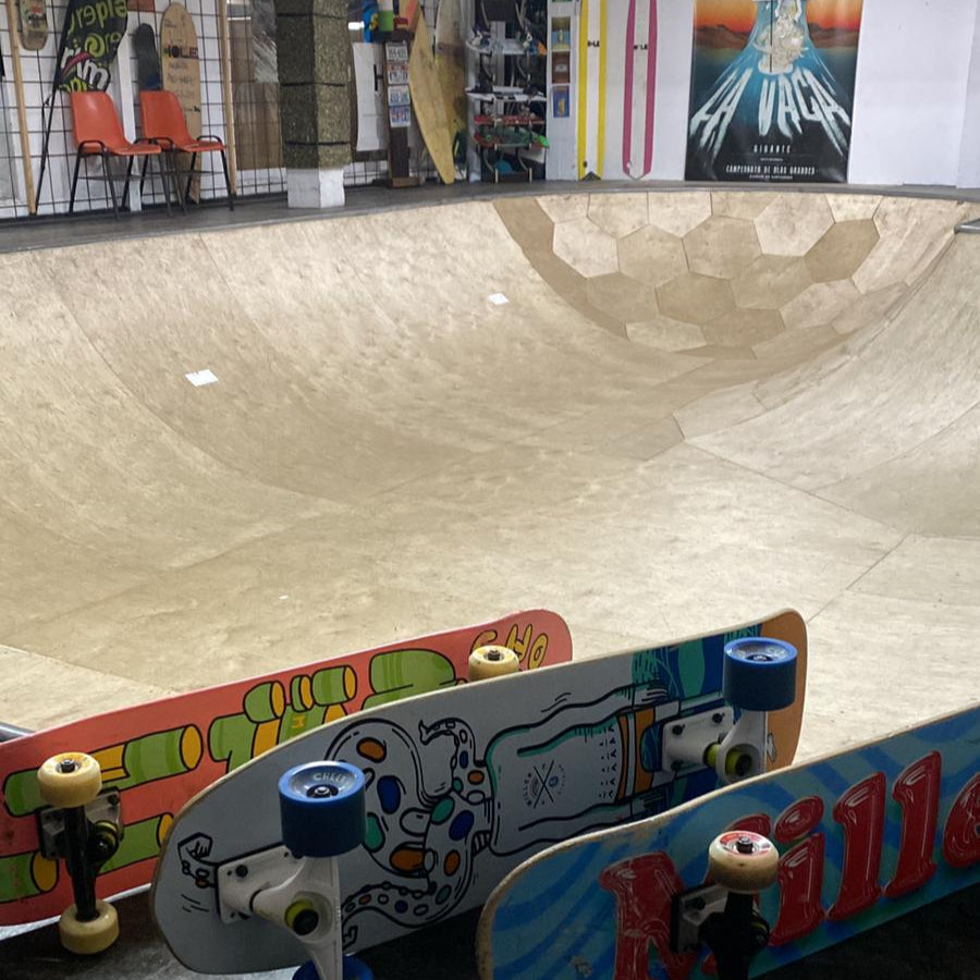 skate en un bowl indoor en santander